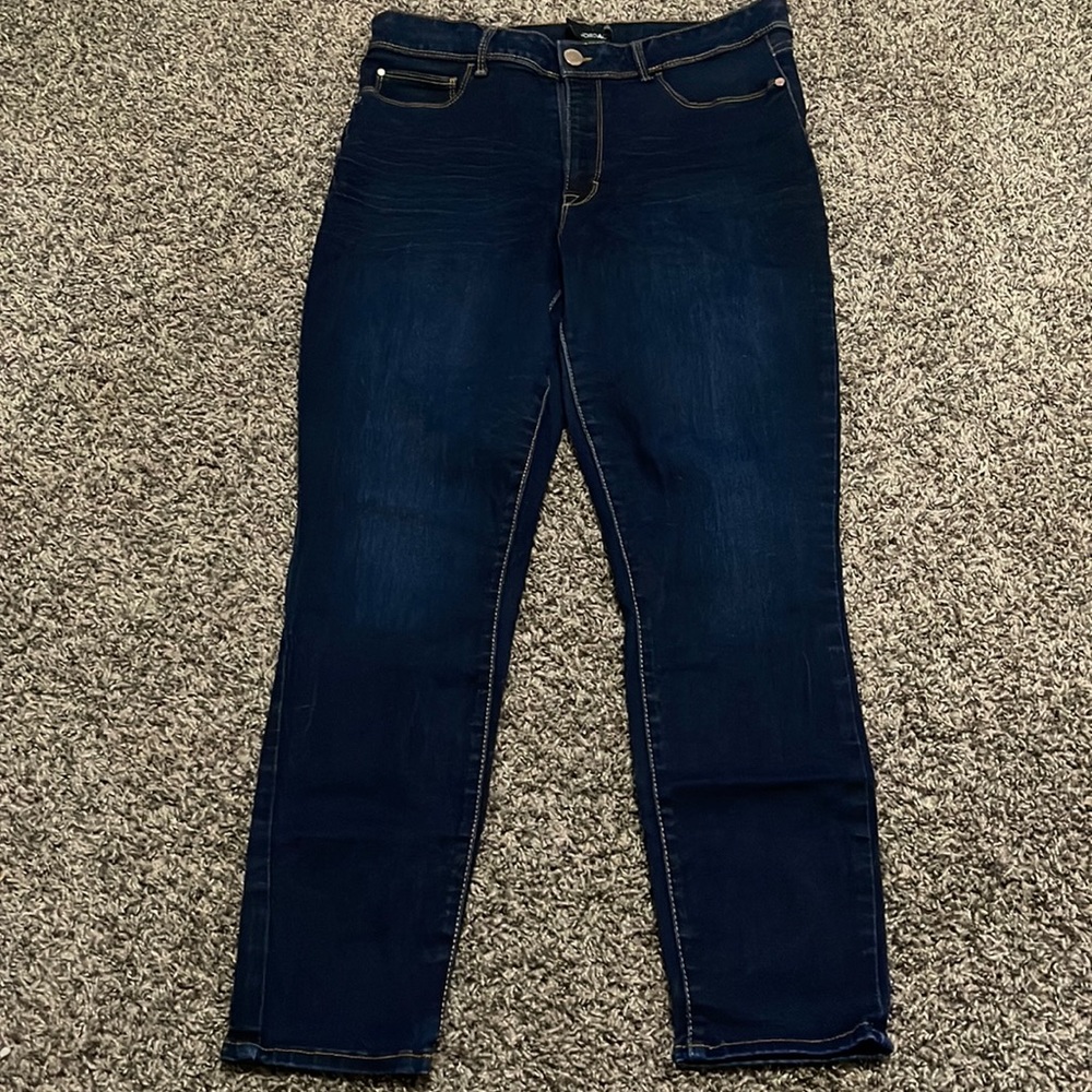 High waisted jeans, ankle cropped skinny jeans.